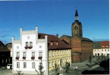 vorn: Rathaus, hinten: Kirche